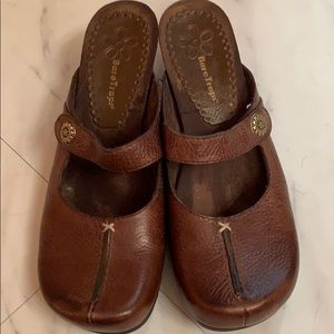 BareTraps brown leather shoes